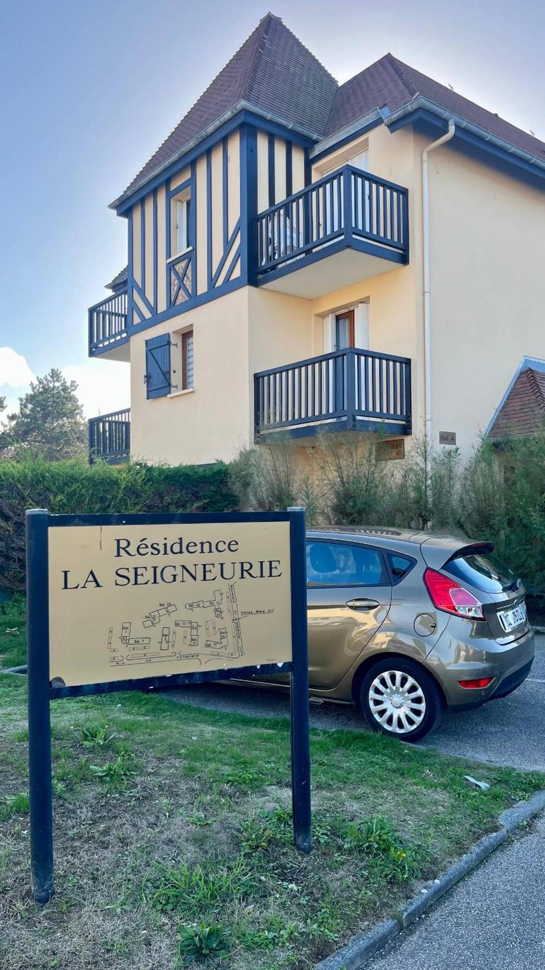 A 100 Metres De La *