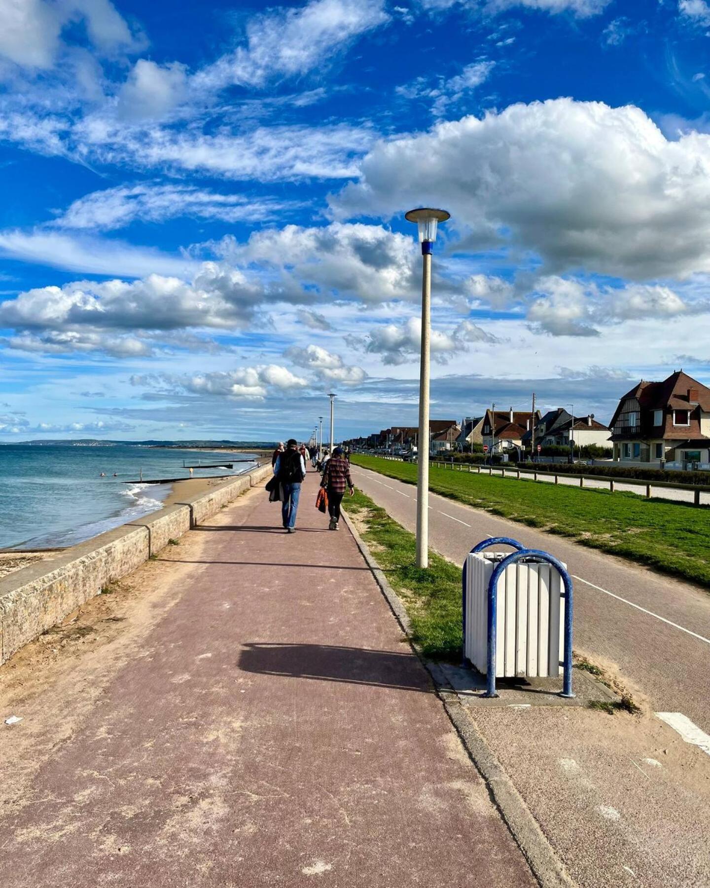 A 100 Metres De La